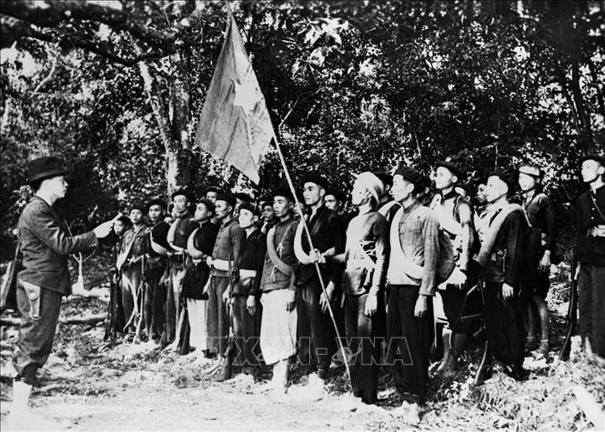 Trong ảnh: Ngày 22/12/1944, Đội Việt Nam Tuyên truyền Giải phóng quân được thành lập tại khu rừng Trần Hưng Đạo ở châu Nguyên Bình, tỉnh Cao Bằng, do đồng chí Võ Nguyên Giáp chỉ huy, trực tiếp tham gia chiến đấu bên cạnh các cơ sở, lực lượng dân quân ở các địa phương, đóng vai trò nòng cốt, quyết định sự thành công của Cách mạng Tháng Tám. Ảnh: Tư liệu TTXVN