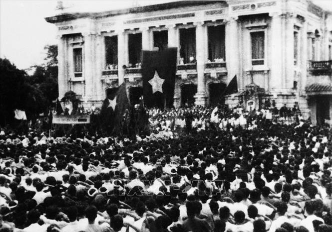 Trong ảnh: Ngày 19/8/1945, cả Thủ đô ngập tràn cờ đỏ sao vàng. Hàng chục vạn người dân ở Hà Nội và các tỉnh lân cận theo các ngả đường kéo về quảng trường Nhà hát lớn Hà Nội dự cuộc mít tinh lớn chưa từng có của quần chúng cách mạng, hưởng ứng cuộc Tổng khởi nghĩa giành chính quyền. Ảnh Tư liệu TTXVN