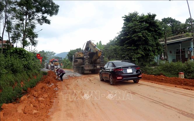 Trong ảnh: Thi công đoạn Quốc lộ 3B bị xuống cấp tại địa phận xã Phúc Thịnh, huyện Chiêm Hóa (Tuyên Quang). Ảnh: Quang Đán – TTXVN