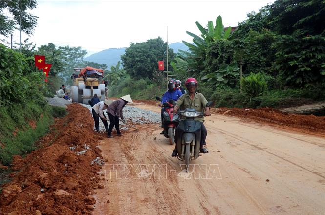 Trong ảnh: Thi công đoạn Quốc lộ 3B bị xuống cấp tại địa phận xã Phúc Thịnh, huyện Chiêm Hóa (Tuyên Quang). Ảnh: Quang Đán – TTXVN