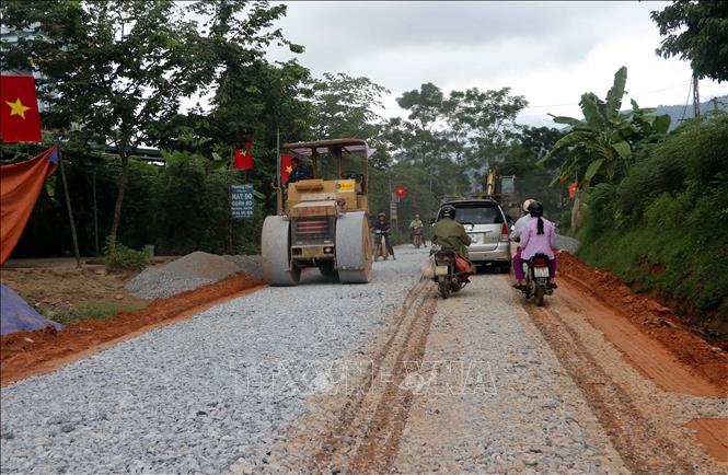 Trong ảnh: Thi công đoạn Quốc lộ 3B bị xuống cấp tại địa phận xã Phúc Thịnh, huyện Chiêm Hóa (Tuyên Quang). Ảnh: Quang Đán – TTXVN