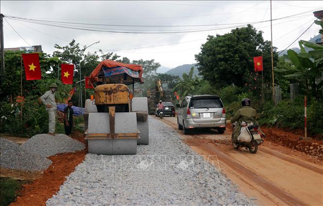 Trong ảnh: Đơn vị thi công đoạn Quốc lộ 3B bị xuống cấp tại địa phận xã Phúc Thịnh, huyện Chiêm Hóa (Tuyên Quang). Ảnh: Quang Đán – TTXVN