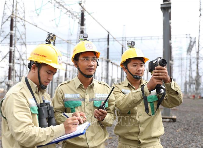 Trong ảnh: Đảng viên Nguyễn Hải Đăng (giữa) trao đổi nghiệp vụ trong vận hành, kiểm tra thiết bị trạm biến áp. Ảnh: Ngọc Hà - TTXVN