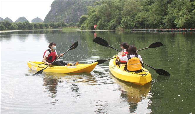 Photo: Tourists go kayaking in Trang An Complex. VNA Photo: Thùy Dung
