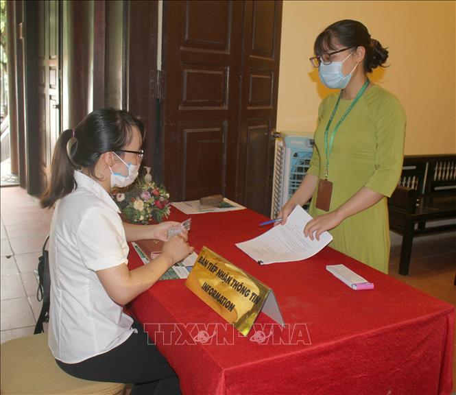 Photo: A tourist registers for kayaking tour service in Trang An Complex. VNA Photo: Thùy Dung