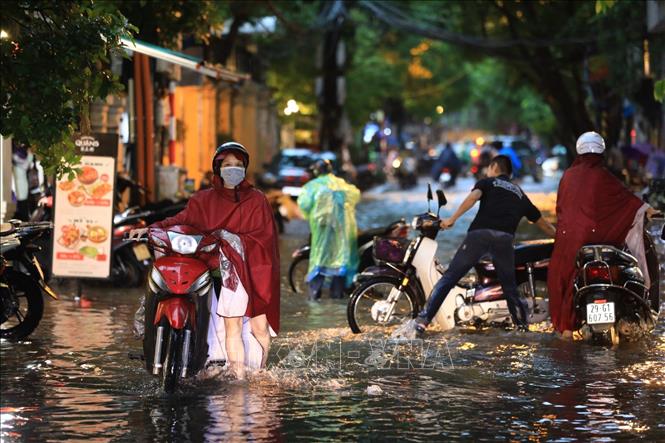 Ngập lụt Hà Nội - Ngập lụt là vấn đề thường xuyên xảy ra ở Hà Nội. Tuy nhiên, chúng tôi đang tiến hành các công trình cải tạo hạ tầng để giảm thiểu tình trạng này. Hãy cùng xem hình ảnh của những đường phố được xây dựng mới để trải nghiệm không khí trong lành hơn!