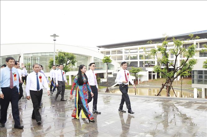 Trong ảnh: Lãnh đạo tỉnh Vĩnh Phúc thăm quan Trường THPT chuyên Vĩnh Phúc. Ảnh: Hoàng Hùng - TTXVN
