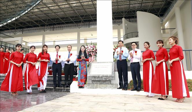 Trong ảnh: Lãnh đạo tỉnh Vĩnh Phúc gắn biển công trình Trường THPT chuyên Vĩnh Phúc chào mừng Đại hội đại biểu Đảng bộ tỉnh Vĩnh Phúc lần thứ XVII, nhiệm kỳ 2020 - 2025. Ảnh: Hoàng Hùng - TTXVN