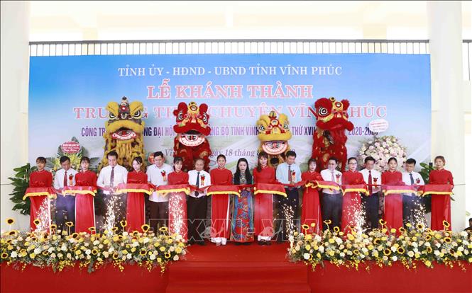 Trong ảnh: Lãnh đạo tỉnh Vĩnh Phúc cắt băng khánh thành Trường THPT chuyên Vĩnh Phúc. Ảnh: Hoàng Hùng - TTXVN