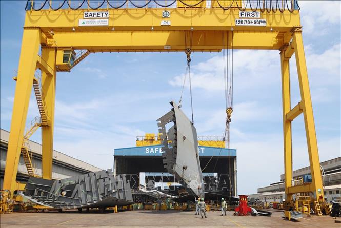 Trong ảnh: Đóng mới tàu chở hàng tại Công ty TNHH đóng tàu Hyundai Việt Nam. Ảnh: Tiên Minh - TTXVN