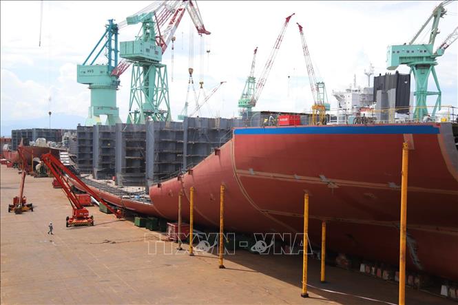 Trong ảnh: Đóng mới tàu có trọng tải thiết kế 50.000 tấn. Ảnh: Tiên Minh - TTXVN