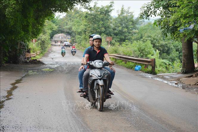 Trong ảnh: Công an chính quy và Công an viên xã Hòa Phú, thành phố Buôn Ma Thuột mặc thường phục đi tuần tra kiểm soát địa bàn xã - địa bàn rộng nhất và phức tạp nhất về an ninh trật tự của thành phố. Ảnh: Hoài Thu – TTXVN
