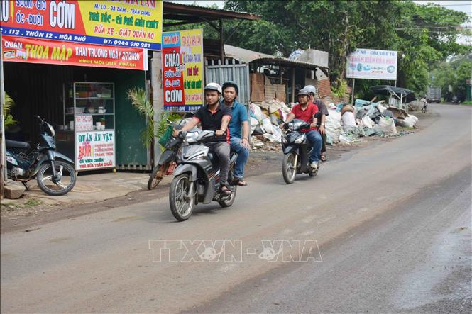 Trong ảnh: Công an chính quy và Công an viên xã Hòa Phú, thành phố Buôn Ma Thuột mặc thường phục đi tuần tra kiểm soát địa bàn xã - địa bàn rộng nhất và phức tạp nhất về an ninh trật tự của thành phố. Ảnh: Hoài Thu – TTXVN.