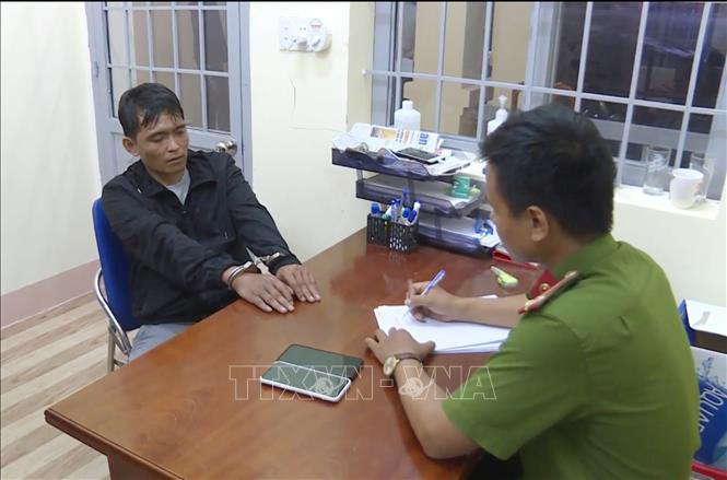 Trong ảnh: Đối tượng Nguyễn Vĩnh Vinh (áo đen), mua bán trái phép chất ma túy nhiều năm trên địa bàn xã Hòa Phú, thành phố Buôn Ma Thuột đã bị lực lượng Công an chính quy và Công an viên của xã triệt phá vào ngày 22/6/2020. Ảnh: TTXVN phát