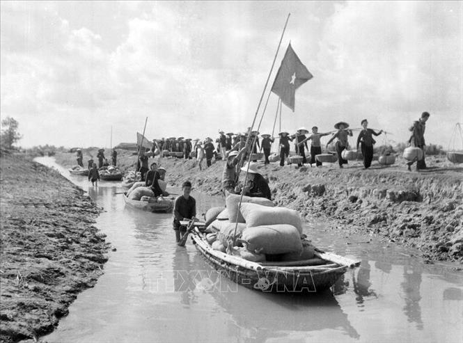 Giai đoạn 1954-1960, đối với cách mạng ở miền Bắc, Đảng ta lãnh đạo nhân dân tiến hành công cuộc khôi phục kinh tế, cải tạo xã hội chủ nghĩa. Trong ảnh: Nông dân Thái Bình vận chuyển thóc đến đóng thuế cho nhà nước tại tổng kho thị xã Hòa Bình (12/1960). Ảnh: Văn Thái – TTXVN