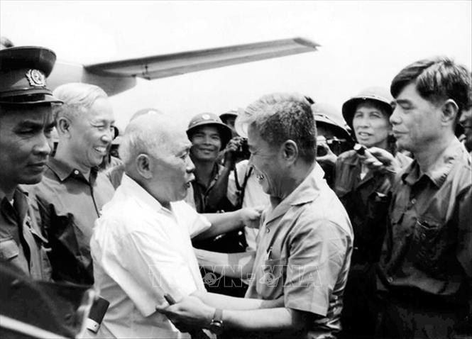 Thắng lợi của cuộc kháng chiến chống Mỹ cứu nước là một trong những trang chói lọi nhất của lịch sử dân tộc và là một sự kiện có tầm quốc tế, có tính thời đại sâu sắc. Đại thắng mùa Xuân năm 1975 đã đưa đất nước ta bước vào thời kỳ cả nước độc lập, thống nhất, đi lên chủ nghĩa xã hội. Trong ảnh: Các đồng chí lãnh đạo Trung ương Cục và quân dân miền Nam đón Chủ tịch Tôn Đức Thắng vào dự Lễ mừng chiến thắng tại thành phố Sài Gòn, ngày 13/5/1975. Ảnh: Tư liệu TTXVN