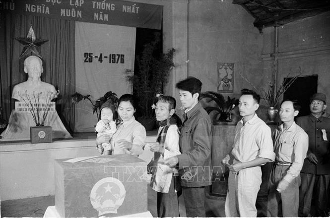 Đại thắng mùa Xuân năm 1975 đã đưa đất nước ta bước vào thời kỳ cả nước độc lập, thống nhất, đi lên chủ nghĩa xã hội. Toàn Đảng, toàn dân, toàn quân tập trung trí lực, ra sức hàn gắn vết thương chiến tranh, xây dựng cuộc sống mới, thực hiện nhiệm vụ xây dựng và bảo vệ Tổ quốc Việt Nam xã hội chủ nghĩa. Trong ảnh: Cử tri khu Ba Đình, Hà Nội bỏ phiếu bầu Quốc hội thống nhất, ngày 25/4/1976. Ảnh: TTXVN