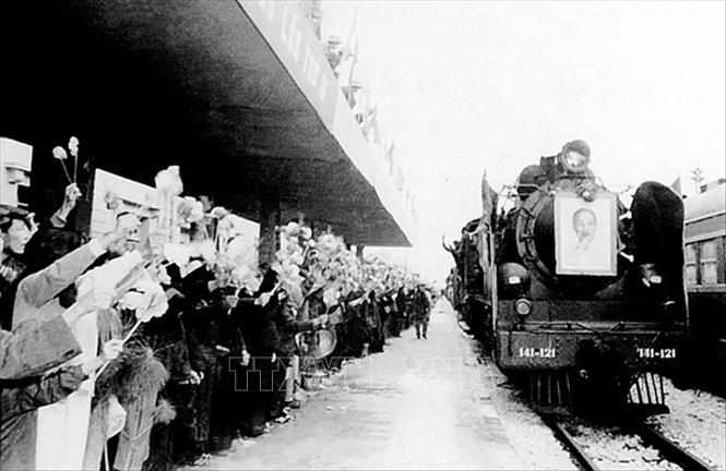 Đại thắng mùa Xuân năm 1975 đã đưa đất nước ta bước vào thời kỳ cả nước độc lập, thống nhất, đi lên chủ nghĩa xã hội. Toàn Đảng, toàn dân, toàn quân tập trung trí lực, ra sức hàn gắn vết thương chiến tranh, xây dựng cuộc sống mới, thực hiện nhiệm vụ xây dựng và bảo vệ Tổ quốc Việt Nam xã hội chủ nghĩa. Trong ảnh: Đoàn tàu Thống Nhất từ Thành phố Hồ Chí Minh tới ga Hà Nội ngày 4/1/1977 trước sự vui mừng của nhân dân Thủ đô. Ảnh: Tư liệu TTXVN
