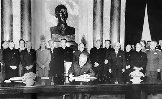 Mười năm cả nước tiến theo con đường chủ nghĩa xã hội (1975-1985) là mười năm Đảng ta tìm tòi con đường đổi mới. Đây cũng là thời kỳ tư duy mới được hình thành từng bước bắt nguồn từ thực tiễn sinh động của cách mạng Việt Nam. Trong ảnh: Quyền Chủ tịch nước Nguyễn Hữu Thọ ký Sắc lệnh công bố Hiến pháp mới, tháng 12/1980. Với Hiến pháp năm 1980, lần đầu tiên vai trò lãnh đạo của Đảng Cộng sản Việt Nam được hiến định tại Điều 4, đây là nhân tố chủ yếu quyết định mọi thắng lợi của cách mạng Việt Nam trong thời kỳ quá độ đi lên Chủ nghĩa xã hội. Ảnh: TTXVN
