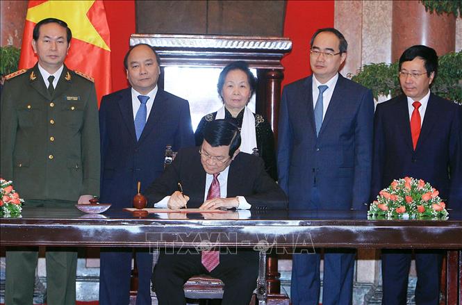 Sự lãnh đạo đúng đắn của Đảng là nhân tố hàng đầu quyết định thắng lợi của cách mạng Việt Nam. Hiện nay, toàn Đảng, toàn dân, toàn quân ta ra sức phấn đấu xây dựng, phát triển đất nước theo Cương lĩnh xây dựng đất nước trong thời kỳ quá độ lên chủ nghĩa xã hội (bổ sung, phát triển năm 2011), Hiến pháp nước Cộng hòa xã hội chủ nghĩa Việt Nam (sửa đổi năm 2013). Trong ảnh: Ngày 8/12/2013, Chủ tịch nước Trương Tấn Sang ký‎ Lệnh công bố Hiến pháp nước CHXHCN Việt Nam và Lệnh công bố Nghị quyết quy định một số điểm thi hành Hiến pháp nước CHXHCN Việt Nam. Ảnh: Nguyễn Khang - TTXVN