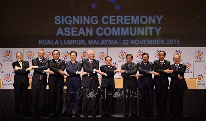 25 năm từ khi gia nhập ASEAN 28/7/1995, Việt Nam đã có những đóng góp nổi bật cho ASEAN, thể hiện rõ nét qua những hoạt động của Việt Nam trong xây dựng Cộng đồng, mở rộng quan hệ đối ngoại của Hiệp hội và xây dựng cách tiếp cận chung với các vấn đề khu vực và quốc tế. Trong ảnh: Các nhà lãnh đạo ASEAN tại Lễ ký Tuyên bố Kuala Lumpur 2015 về việc thành lập Cộng đồng ASEAN 2015, tầm nhìn 2015, ngày 22/11/2015, tại Kuala Lumpur (Malaysia). Ảnh: Tư liệu TTXVN