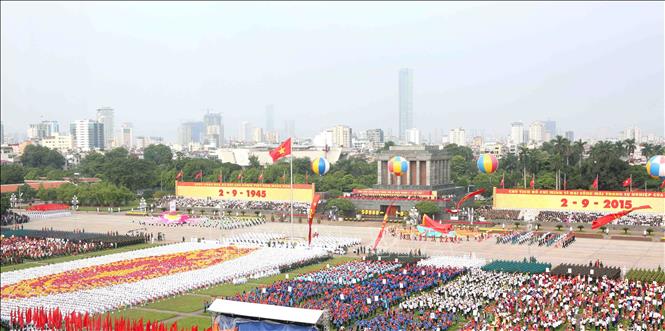 Hơn 30 năm thực hiện công cuộc đổi mới đất nước, đất nước ta “chưa bao giờ có được cơ đồ, tiềm lực, vị thế và uy tín như ngày nay”. Trách nhiệm của thế hệ hôm nay là vận dụng, phát triển những bài học kinh nghiệm quý giá của Cách mạng Tháng Tám, của công cuộc xây dựng và bảo vệ Tổ quốc 75 năm qua vào sự nghiệp đẩy mạnh công nghiệp hóa, hiện đại hóa đất nước và hội nhập quốc tế, vì mục tiêu dân giàu, nước mạnh, dân chủ, công bằng, văn minh. Ảnh: TTXVN