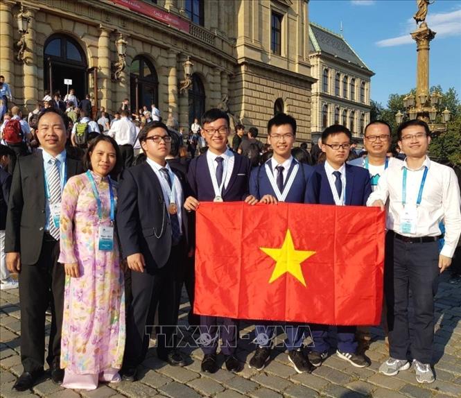 Hệ thống giáo dục quốc dân từng bước được củng cố và sắp xếp lại, bước đầu xây dựng xã hội học tập và tạo điều kiện cho mọi người học tập suốt đời. Chất lượng đào tạo không ngừng được nâng cao. Học sinh Việt Nam liên tục tham dự và đạt giải cao tại các cuộc thi quốc tế. Ảnh: TTXVN phát