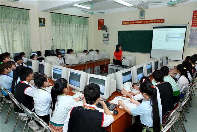 Hệ thống giáo dục của cả nước khá hoàn chỉnh từ bậc mầm non đến sau đại học, về cơ bản đã đáp ứng được nhu cầu học tập của nhân dân, hình thành lực lượng lao động qua đào tạo hiện nay ở các trình độ khác nhau chiếm gần 40% dân số trong độ tuổi lao động cả nước. Ảnh: Quý Trung – TTXVN