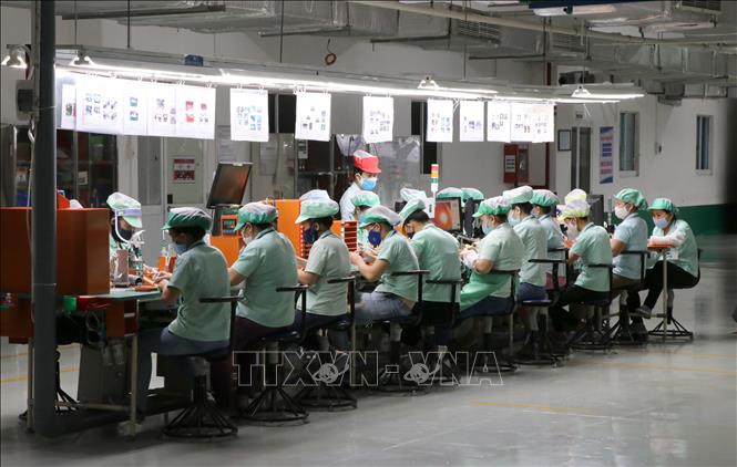 Trong ảnh: Hoạt động sản xuất vẫn được duy trì tại Công ty TNHH Điện tử Foster Đà Nẵng. Ảnh: Quốc Dũng - TTXVN