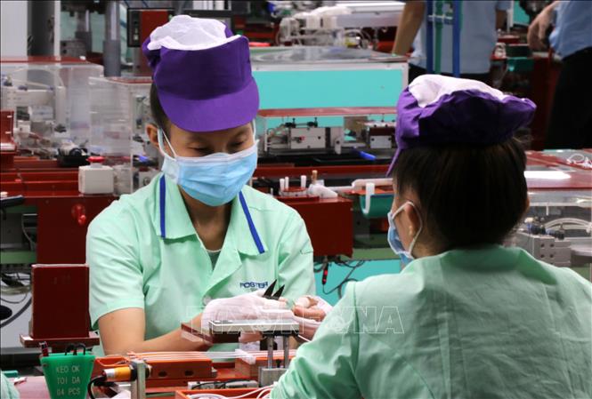 Trong ảnh: Công ty TNHH Điện tử Foster Đà Nẵng chuyên sản xuất các loại phụ kiện điện thoại di động, có khoảng 1.000 cán bộ, công nhân đang làm việc. Ảnh: Quốc Dũng - TTXVN