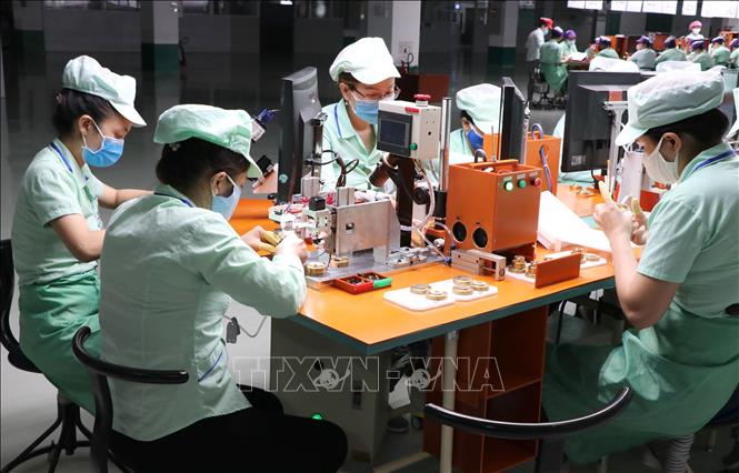 Trong ảnh: Công nhân làm việc tại Công ty TNHH Điện tử Foster Đà Nẵng luôn phải đeo khẩu trang và giữ khoảng cách. Ảnh: Quốc Dũng - TTXVN