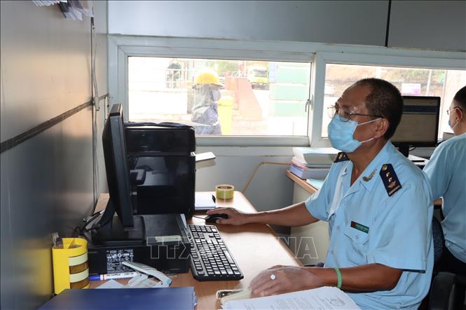 Trong ảnh: Lực lượng hải quan thuộc Chi cục Hải quan Cửa khẩu Vũng Áng thực hiện nghiêm việc đeo khẩu trang tại nơi làm việc. Ảnh: Hoàng Ngà - TTXVN