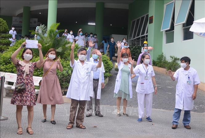 Các y, bác sĩ của bệnh viện vui mừng, hạnh phúc chào mọi người trong giờ khắc gỡ lệnh cách ly đối với bệnh viện. Ảnh: Văn Dũng - TTXVN