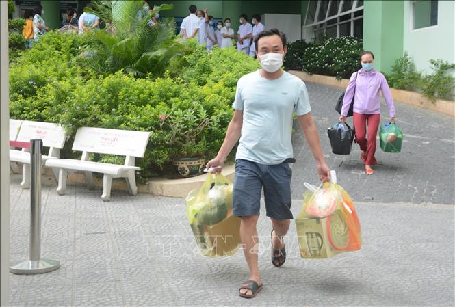 Bệnh nhân xuất viện ngay sau khi gỡ lệnh cách ly phong tỏa Bệnh viện Đa khoa Hải Châu. Ảnh: Văn Dũng - TTXVN