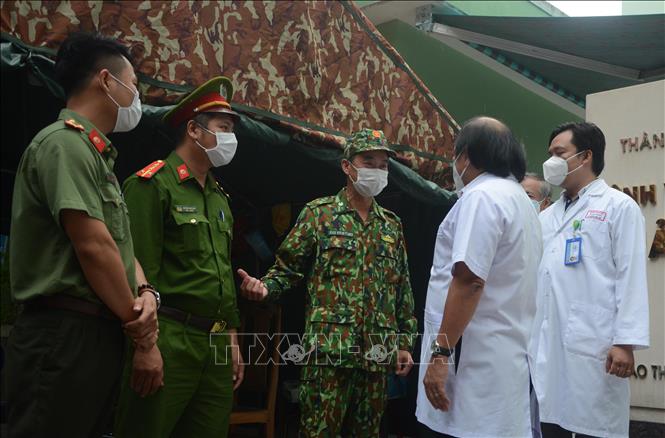 Lãnh đạo bệnh viện Đa khoa Hải Châu cảm ơn những chiến sĩ công an, quân đội làm nhiệm vụ trong thời gian cách ly. Ảnh: Văn Dũng - TTXVN