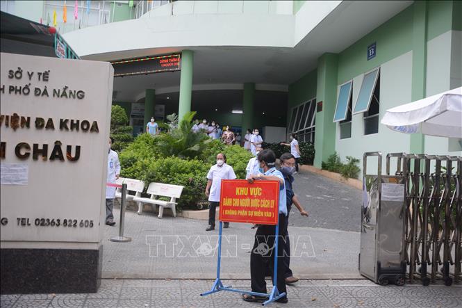 Bảo vệ mở cổng, thu bảng cách ly phong tỏa, chính thức mở cửa lại bệnh viện. Ảnh: Văn Dũng - TTXVN