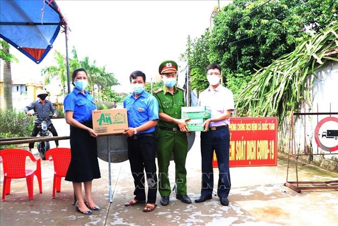 Trong ảnh: Tỉnh đoàn Hải Dương tặng quà chốt kiểm soát dịch tại xã Quốc Tuấn, huyện Nam Sách ngày 19/8. Ảnh: Mạnh Minh - TTXVN