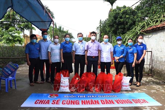 Trong ảnh: Tỉnh đoàn Hải Dương tặng quà chốt kiểm soát dịch tại xã Quốc Tuấn, huyện Nam Sách ngày 19/8. Ảnh: Mạnh Minh- TTXVN
