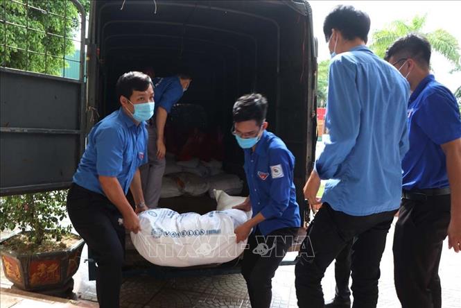 Trong ảnh: Vận chuyển các suất quà tặng người dân vùng dịch Trực Trì, Quốc Tuấn, Nam Sách. Ảnh: Mạnh Minh- TTXVN