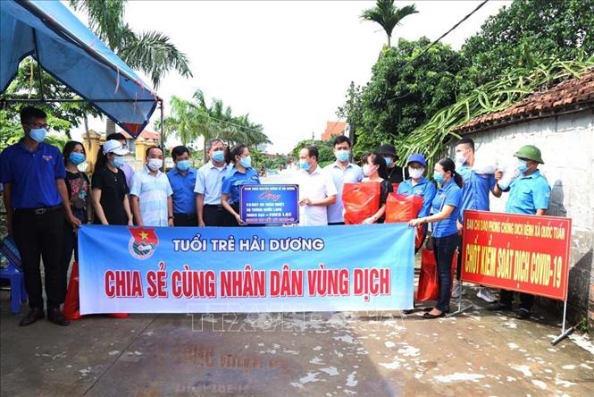 Trong ảnh: Đại diện Tỉnh đoàn Hải Dương, các nhóm thiện nguyện trao tặng 100 suất quà cho các hộ có hoàn cảnh khó khăn trong vùng cách ly thôn Trực Trì, xã Quốc Tuấn, huyện Nam Sách ngày 19/8. Ảnh: Mạnh Minh - TTXVN