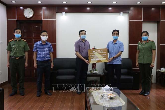 Trong ảnh: Công ty Xi măng Vicem Hoàng Thạch trao tặng 100 triệu đồng hỗ trợ công an tỉnh Hải Dương trong công tác phòng, chống dịch. Ảnh: Mạnh Minh - TTXVN