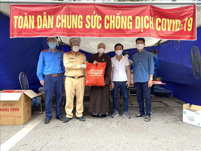 Trong ảnh: Thượng tọa Thích Thanh Cường cùng Ban Chủ nhiệm Câu lạc bộ Thiện Nhân Tâm chùa Cương Xá, thuộc thành phố Hải Dương tặng quà cho 16 chốt kiểm soát dịch của thành phố Hải Dương. Ảnh: Mạnh Minh - TTXVN