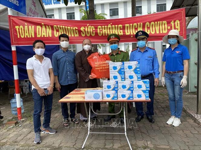 Trong ảnh: Thượng tọa Thích Thanh Cường cùng Ban Chủ nhiệm Câu lạc bộ Thiện Nhân Tâm chùa Cương Xá, thuộc thành phố Hải Dương tặng quà cho 16 chốt kiểm soát dịch của thành phố Hải Dương. Ảnh: Mạnh Minh- TTXVN