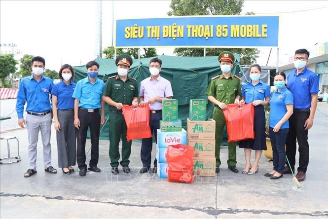 Trong ảnh: Tỉnh đoàn Hải Dương tặng quà lực lượng chốt kiểm soát dịch bệnh COVID-19 tại xã Hồng Phong, huyện Nam Sách ngày 19/8. Ảnh: Mạnh Minh- TTXVN