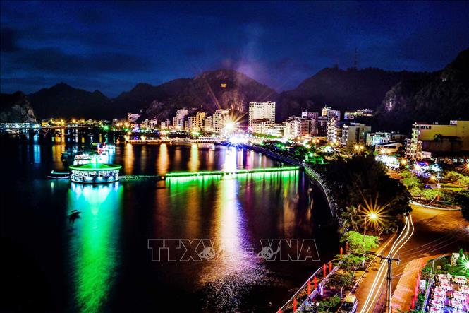 Trong ảnh: Một góc trung tâm huyện đảo Cát Bà. Ảnh: TTXVN