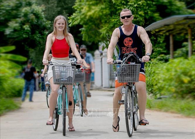 Trong ảnh: Du khách quốc tế tham quan nghỉ dưỡng tại Cát Bà. Ảnh: TTXVN