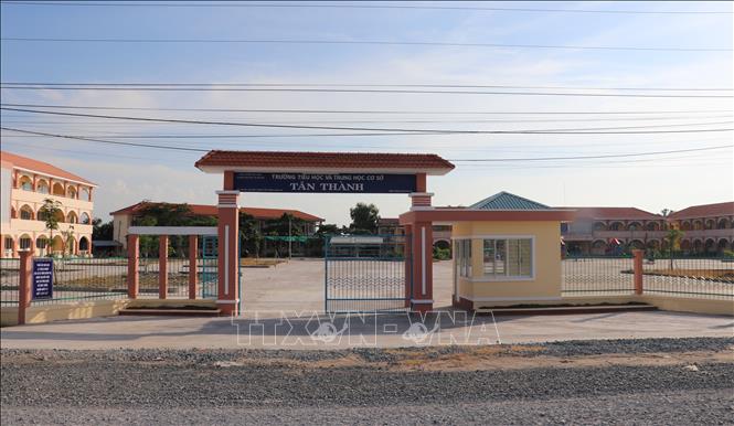 Trong ảnh: Trường Tiểu học - Trung học cơ sở Tân Thành, xã Tân Thành, huyện Thủ Thừa sẵn sàng cho năm học mới. Ảnh: Đức Hạnh - TTXVN 