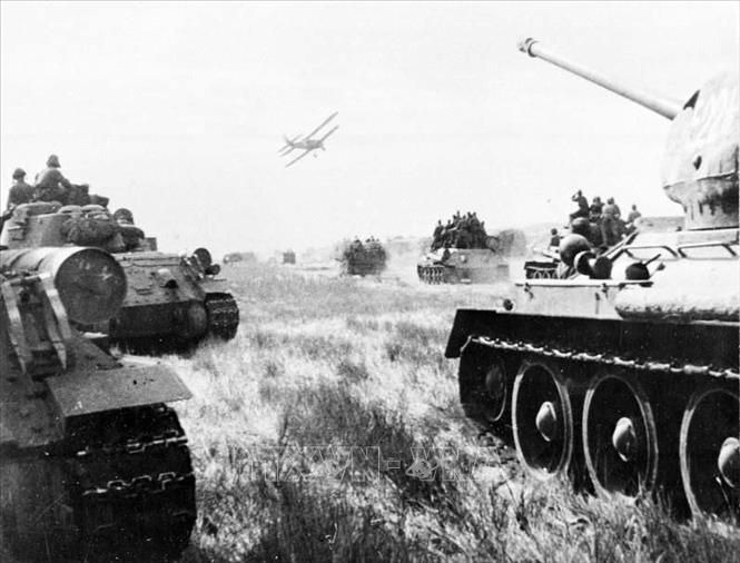 Trong ảnh: Thực hiện nghĩa vụ đồng minh trong các thỏa thuận tại Hội nghị Yalta (2/1945) và Hội nghị Postdam (7/1945), ngày 8/8/1945, Liên Xô tuyên chiến với Nhật và đêm 9/8, Hồng quân Liên Xô mở màn chiến dịch tấn công đội quân Quan Đông của Nhật tại Mãn Châu (Trung Quốc), tiêu diệt 1 triệu tên, giải phóng Đông Bắc Trung Quốc và Bắc Triều Tiên, đập tan căn cứ kinh tế quân sự-bàn đạp chiến tranh của Nhật trên lục địa, góp phần kết thúc Chiến tranh thế giới thứ hai ở khu vực châu Á-Thái Bình Dương. Ảnh: Tư liệu quốc tế/TTXVN phát