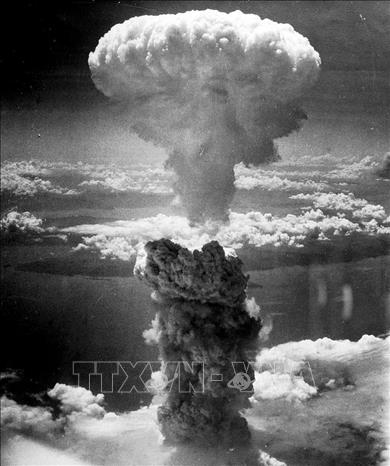 Trước khi Hồng quân Liên Xô tiến đánh quân Nhật, ngày 6/8/1945, Mỹ thả bom nguyên tử xuống Hirosima và ngày 9/8, quả bom nguyên tử thứ hai được thả xuống Nagasaki, hủy diệt 2 thành phố này và làm chết hàng chục vạn thường dân vô tội. Trong ảnh: Vụ nổ bom nguyên tử Mỹ ném xuống Nagasaki, ngày 9/8/1945. Ảnh: Tư liệu quốc tế/TTXVN phát