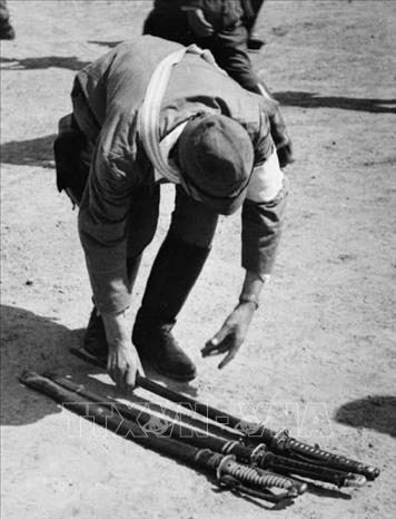 Trong ảnh: Quân Nhật giao nộp kiếm, đầu hàng Hồng quân Liên Xô (tháng 8/1945). Ảnh: Tư liệu quốc tế/TTXVN phát